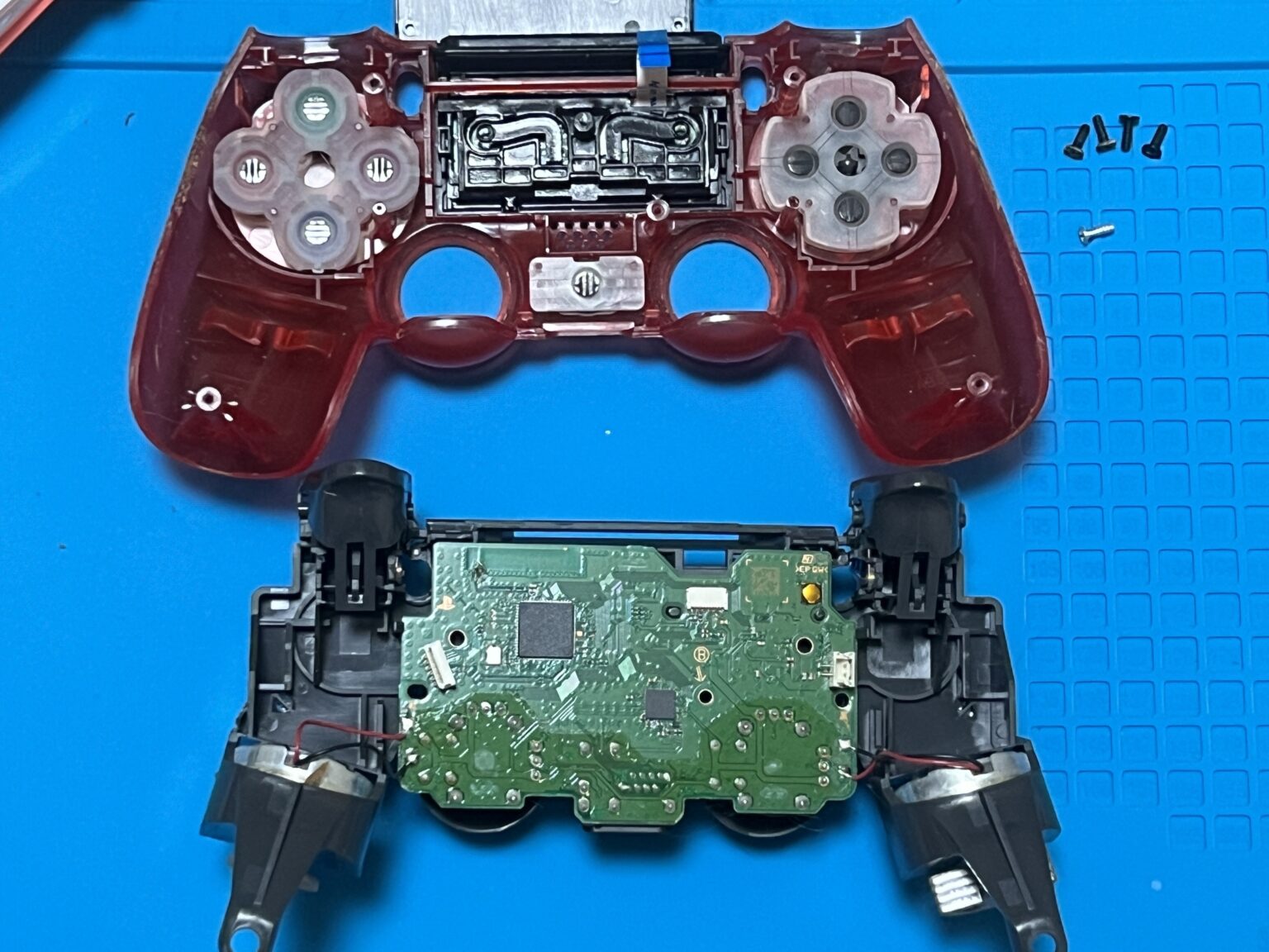 PS4コントローラー(DUALSHOCK 4)ボタン修理『分解マニュアル』郵送修理ならお任せ下さい。 郵送修理モバイル•フィクサー